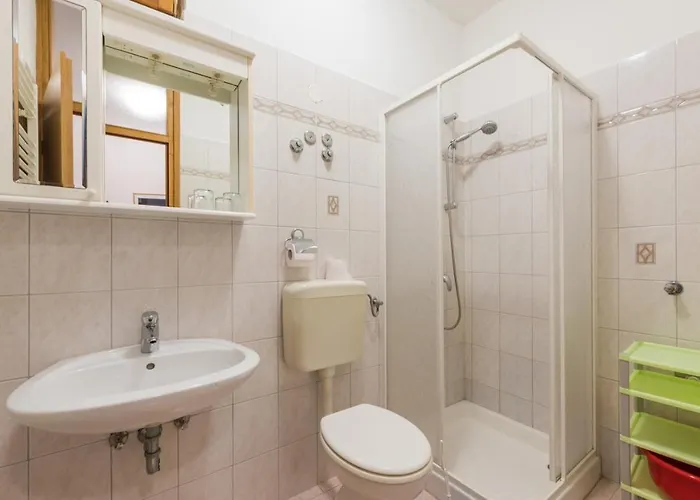 Adria Gostinjska kuća 3*